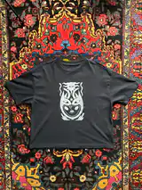 Detail of the In Embrace of Thoughts print on a black T-shirt